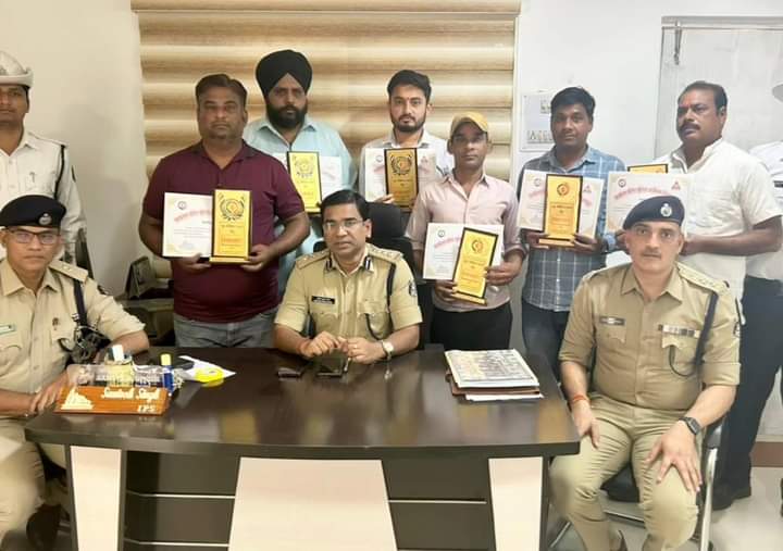 सड़क दुर्घटना में घायलों की मदद करने वालों को पुलिस अधीक्षक ने किया सम्मानित…