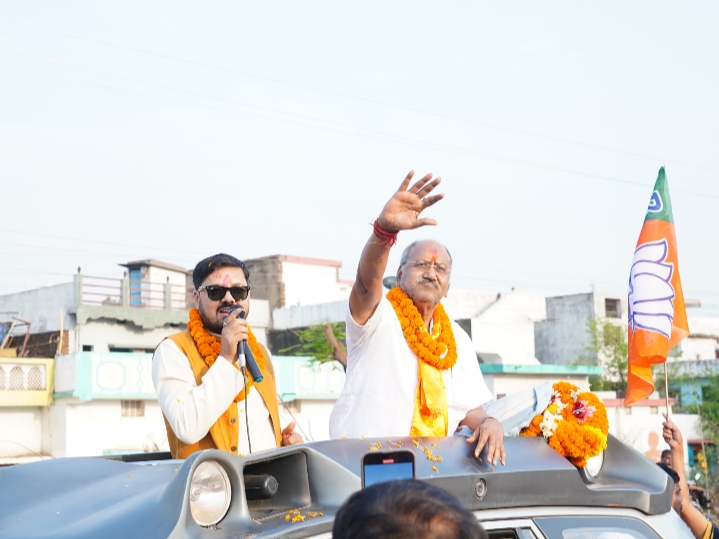 धरसीवां में बृजमोहन अग्रवाल ने दिखाया दम रोड शो के जरिए जनता से किया संपर्क