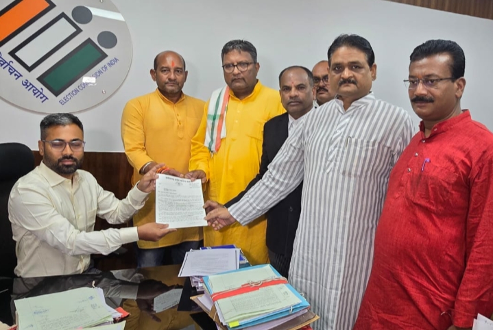 प्रधानमंत्री के राजभवन में रुकने पर कांग्रेस ने चुनाव आयोग में शिकायत किया…