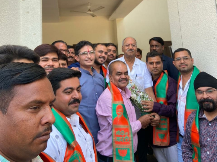 असंगठित कामगार कांग्रेस और किसान कांग्रेस के दर्जनों पदाधिकारी भाजपा में शामिल, बृजमोहन अग्रवाल ने भगवा गमछा पहनकर कराया प्रवेश, किया अभिनंदन…