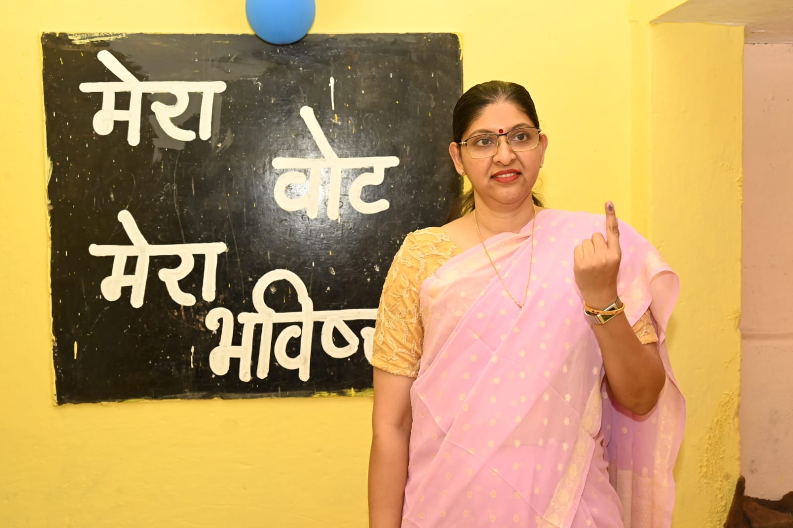 मुख्य निर्वाचन पदाधिकारी रीना बाबासाहेब कंगाले ने किया मतदान…