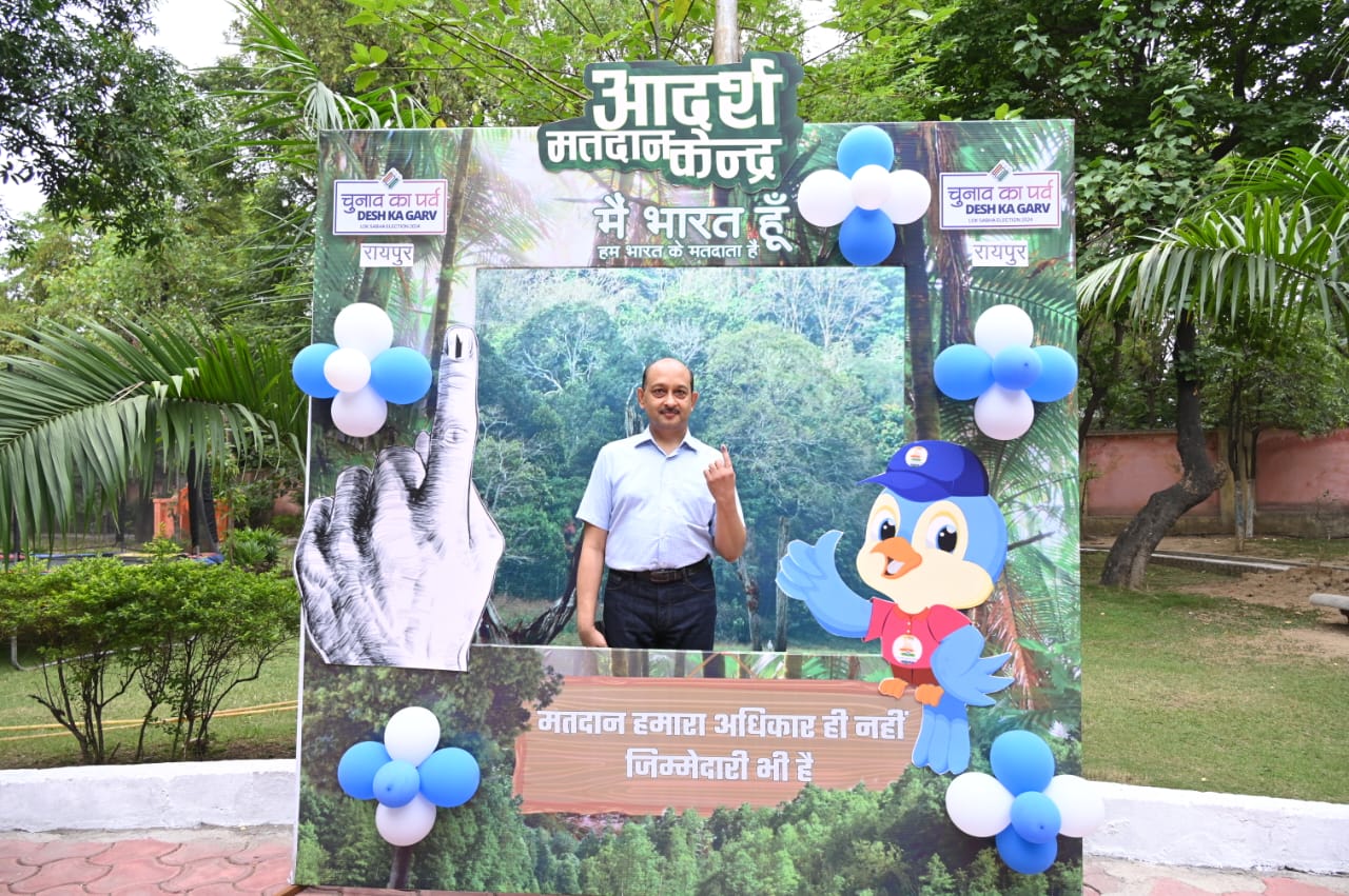 अधिकारियों ने किया अपने मताधिकार का प्रयोग…