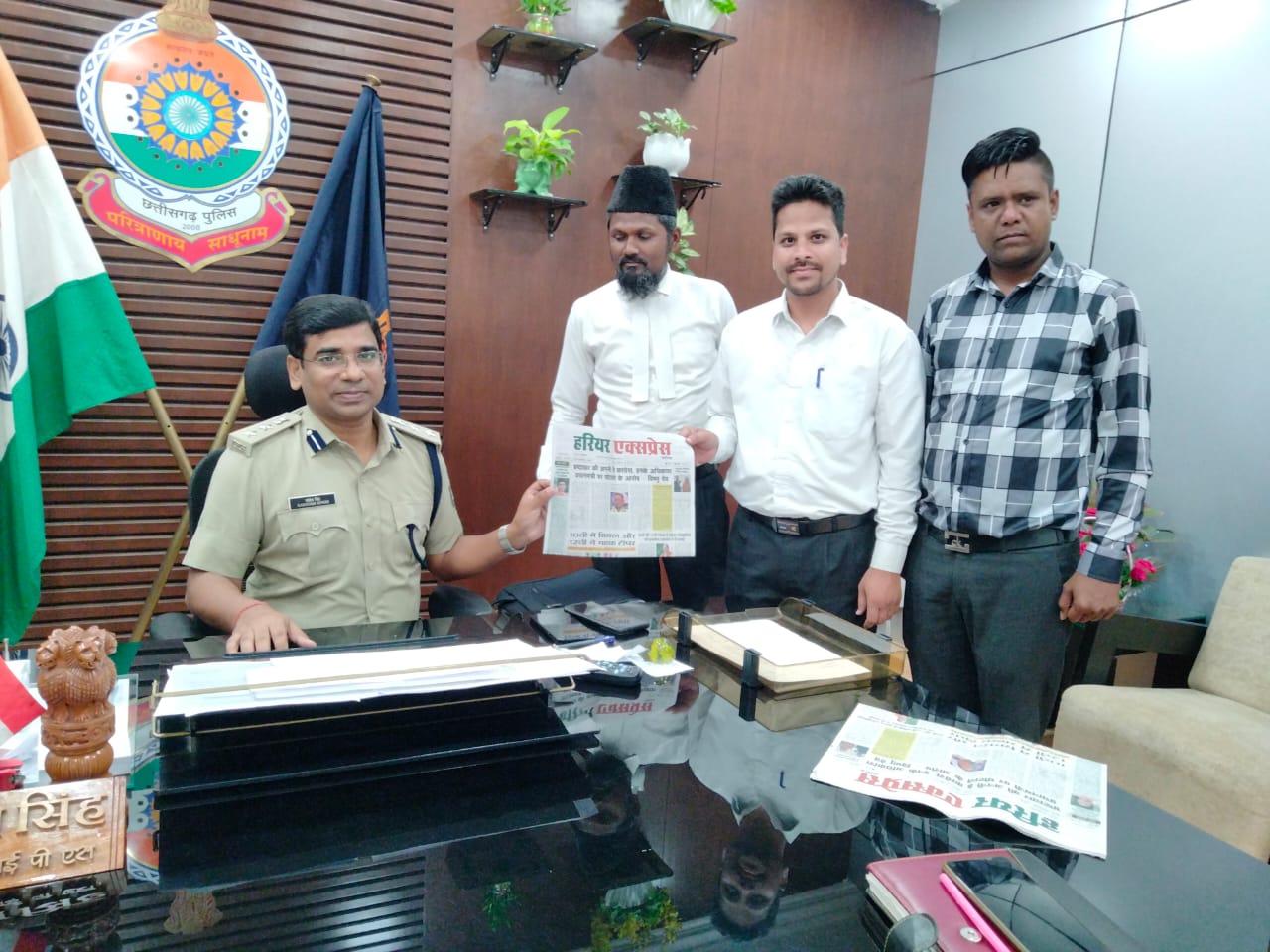 वरिष्ठ पुलिस अधीक्षक संतोष कुमार सिंह बने छत्तीसगढ़ के पहले बहुभाषी समाचार पत्र “हरियर एक्सप्रेस” के पाठक…
