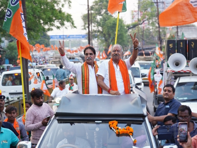 बृजमोहन अग्रवाल का रायपुर पश्चिम विधानसभा में रोड शो के दौरान क्षेत्रवासियों द्वारा आतिशबाजी और पुष्प वर्षा कर किया गया जोरदार स्वागत…