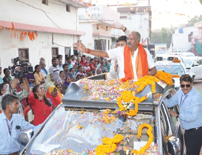 बृजमोहन अग्रवाल ने खरोरा, बलौदा बाजार और भाटापारा में रोड शो कर जनता से समर्थन जुटाया…