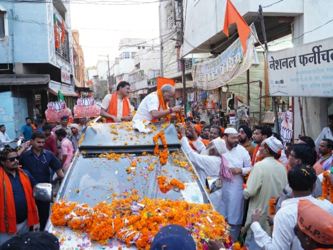 ज़ोर शोर से चल रहा है भाजपा लोकसभा प्रत्याशी बृजमोहन अग्रवाल का रोड शो, जगह-जगह पर हो रहा भव्य स्वागत…