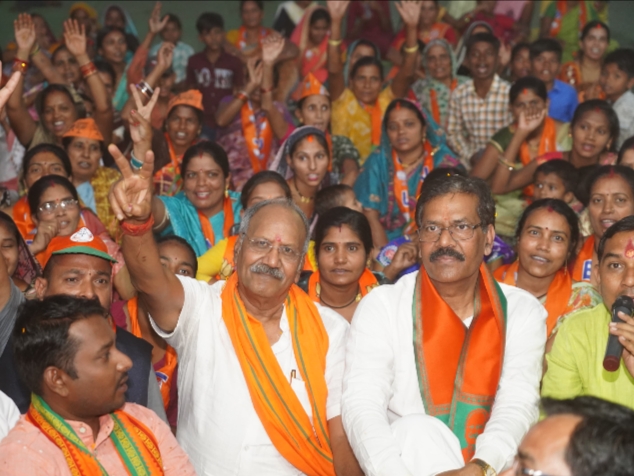 अपने बृजमोहन के माथे विजय तिलक लगाने रायपुर में उमड़ा जन सैलाब…