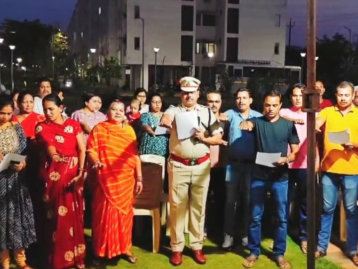 रायपुर स्वीप कार्यक्रम के अंतर्गत पुलिस लाईन में पुलिस परिवार के सदस्यों को और चौथी वाहिनी में जवानों व परिवार को मतदान अवश्य करने हेतु दिलाई गई शपथ