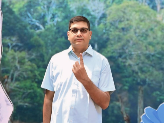 मुख्य सचिव अमिताभ जैन ने अपनी धर्मपत्नी के साथ किया मतदान…