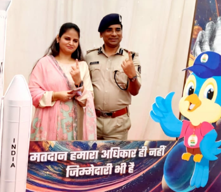 एसएसपी रायपुर संतोष सिंह ने पत्नी वंदना संग किया मतदान…