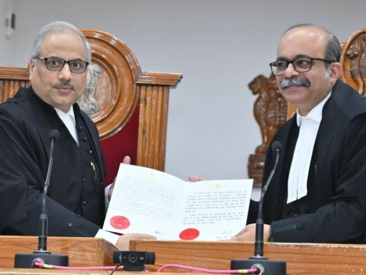 मुख्य न्यायाधीश रमेश सिन्हा ने एक स्थायी जज और दो एडिशनल जज को शपथ दिलाई…