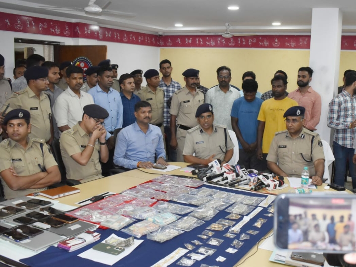 रायपुर पुलिस ने किया थाना देवेन्द्र नगर, गुढ़ियारी, खरोरा, न्यू राजेन्द्र नगर, आरंग एवं धरसींवा के नकबजनी, चोरी व लूट के 08 मामलों का खुलासा…