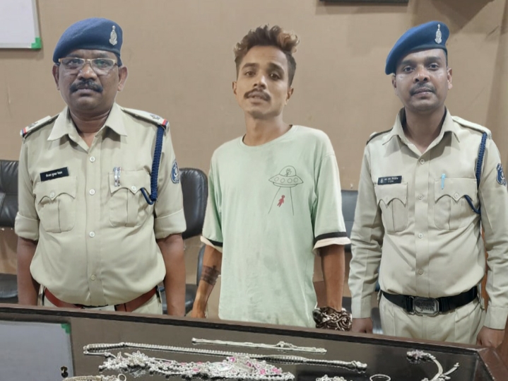 थाना टिकरापरा रायपुर के अपराध क्रमांक 388/24 धारा 454, 380 भादवि के अज्ञात आरोपी का पता तलाश कर चोरी गए मशरूका के साथ आरोपी विजय यादव उर्फ वेदप्रकाश यादव को किया गया गिरफ्तार…