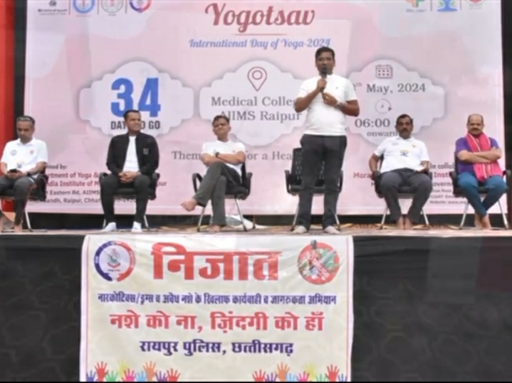 रायपुर एम्स के योगोत्सव 2024 में चिकित्सकों पुलिस अधिकारियों ने सीखे योग आसन…