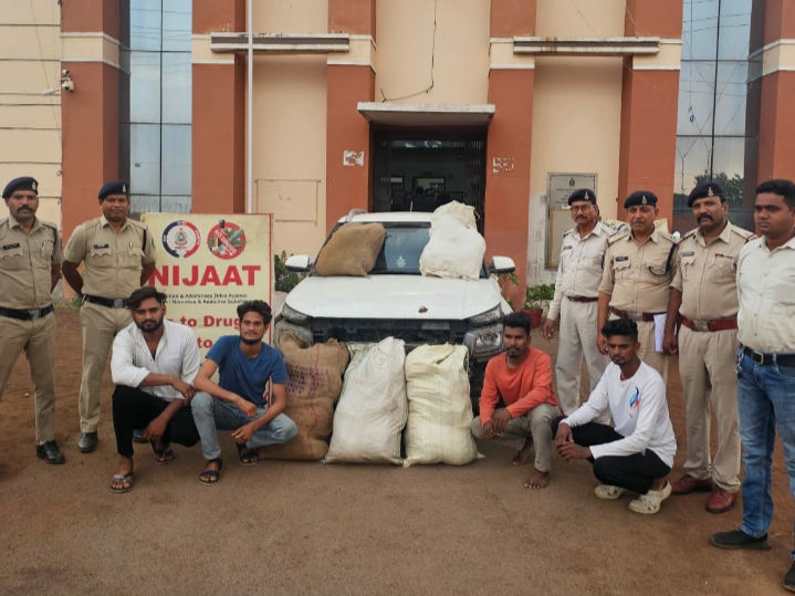 थाना कबीर नगर क्षेत्रांतर्गत जरवाय बी.एस.यू.पी. कालोनी स्थित तालाब के पास गांजा के साथ आरोपियों को पकड़ा गया रंगे हाथ…