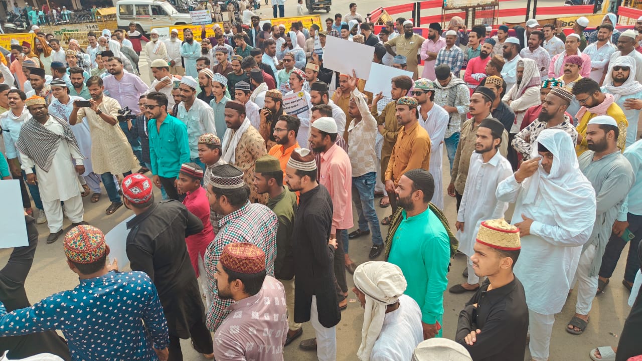 आरंग मॉब लिंचिंग के विरोध में मुस्लिम समाज के हजारों लोग उतरे रोड़ पर, जल्द नही हुई कार्यवाही तो करेंगे उग्र आंदोलन…