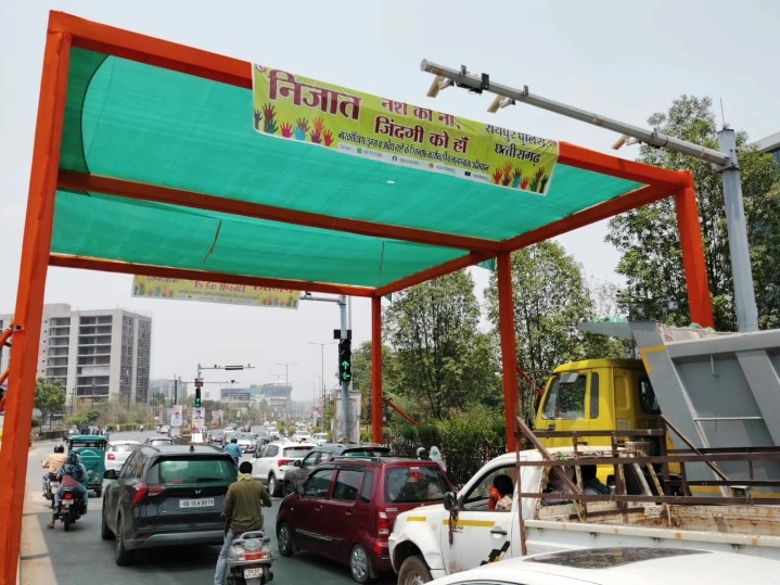 यातायात पुलिस द्वारा सिग्नलों के चौराहों पर लगे पंडाल से राहगीरों को मिल रही है राहत…