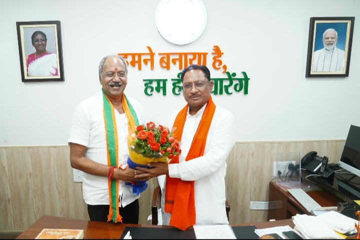 नवनिर्वाचित सांसद बृजमोहन अग्रवाल ने मुख्यमंत्री विष्णु देव साय एवं छत्तीसगढ़ विधानसभा अध्यक्ष डॉ रमन सिंह से की सौजन्य मुलाकात…