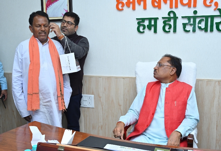 मुख्यमंत्री विष्णुदेव साय की संवेदनशील पहल: एक बुजुर्ग व्यक्ति के कानों में फिर से गूंजेगी आवाज…