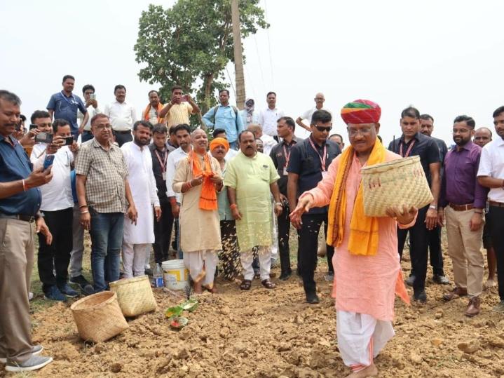 मुख्यमंत्री श्री साय दिखे किसान की भूमिका में…