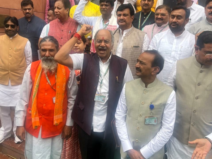 कांग्रेस पार्टी, भारतीय संविधान और लोकतंत्र पर विश्वास नहीं रखती है – बृजमोहन अग्रवाल