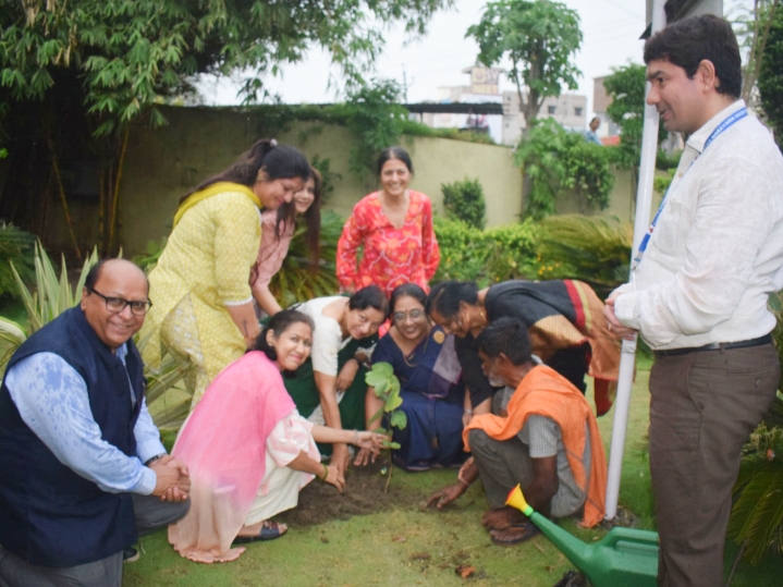 विश्व पर्यावरण दिवस के तहत छत्तीसगढ़ महिला चेम्बर के तत्वाधान में श्री नारायणा हॉस्पिटल में वृक्षारोपण कार्यक्रम संपन्न हुआ…