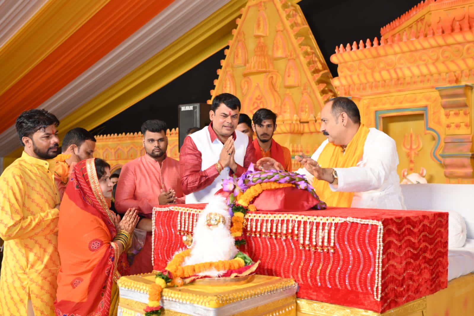 भिलाई में सावन मास में शुरू हुई पंडित प्रदीप मिश्रा की शिवमहापुराण: पहले दिन बरसते पानी में पहुंचे लाखों भक्त… छाता लेकर भी सुनते दिखे कथा, कथावाचक ने कांवड़ यात्रा का उल्लेख कर बांस और गंगा जल का बताया महत्व