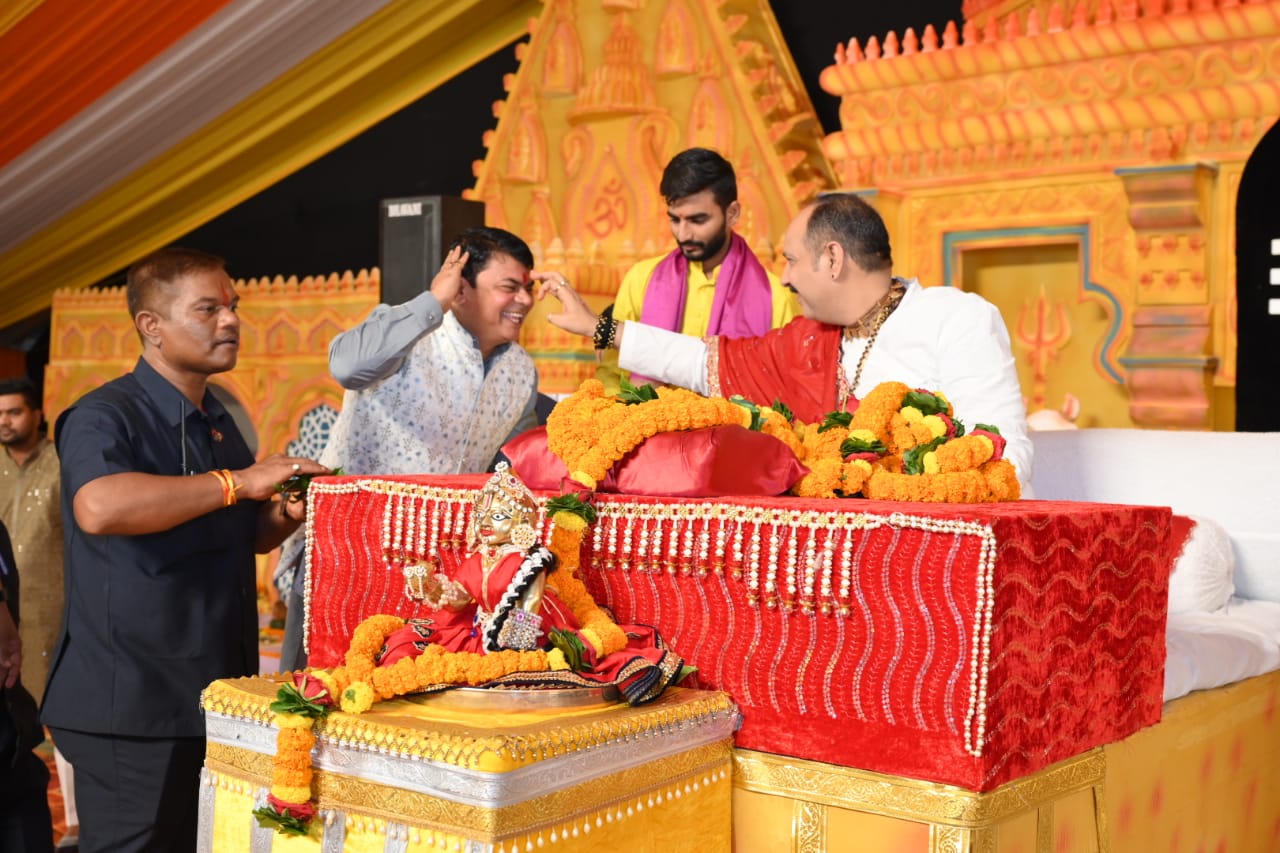 भिलाई में पंडित प्रदीप मिश्रा की शिवमहापुराण कथा का दूसरा दिन: त्रेतायुग के देवकुल नगर के राजा वीरमणि और उनके पुत्र रुक्मांगद की कहानी, जिस युद्ध में हनुमान जी और राम भगवान भी हुए थे शामिल, CM विष्णु देव साय की धर्मपत्नी कौशल्या भी पहुंची, छत्तीसगढ़ में अगली कथा की जानकारी भी दिए…