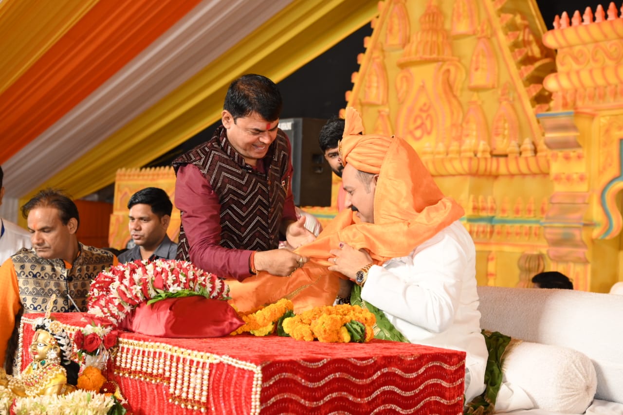 भिलाई में शिव महापुराण का तीसरा दिन: पंडित प्रदीप मिश्रा ने 7 दशकों बाद इस बार के सावन का बताया विशेष संयोग, डॉक्टरों को बताया शिव का रूप, तपस्या के लिए आखें बंद करना जरूरी नहीं, रुद्राक्ष का वृक्ष कैसे हुआ उत्पन्न? CM की धर्मपत्नी कौशल्या साय, विधायक और शिवरीनारायण के मठाधीश हुए शामिल …