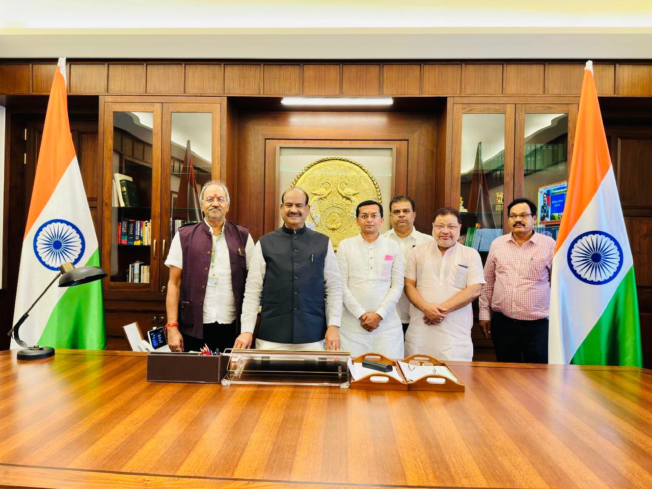 लोकसभा अध्यक्ष ओम बिरला से मिले सांसद बृजमोहन…