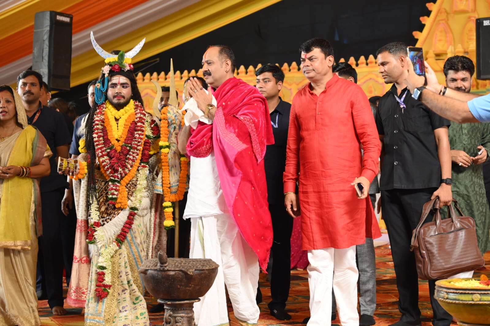 सावन के दूसरे सोमवार, शिवमय हुआ ट्विनसिटी: भक्तों का उमड़ा जनसैलाभ, शिव महापुराण के पांचवे दिन सुहाने मौसम में कथा सुनने पहुंचे हजारों श्रदालु, शिव भगवान ने जब अपने भक्त राजा हर्षवर्धन की ली थी परीक्षा…