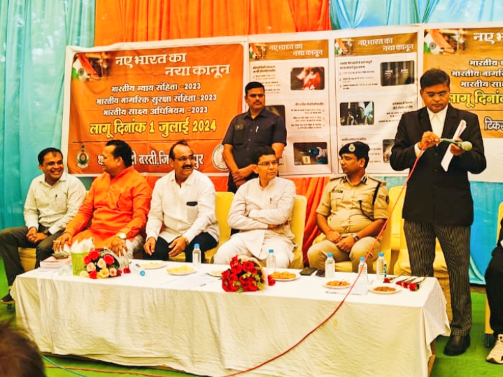 टिकरापारा थाना परिसर में नये कानून के संबंध में अवगत कराने हेतु जागरूकता अभियान का हुआ आयोजन, राजस्व मंत्री टंकराम वर्मा, वरिष्ठ पुलिस अधीक्षक संतोष कुमार सिंह सहित शामिल हुए कई गणमान्य नागरिक…