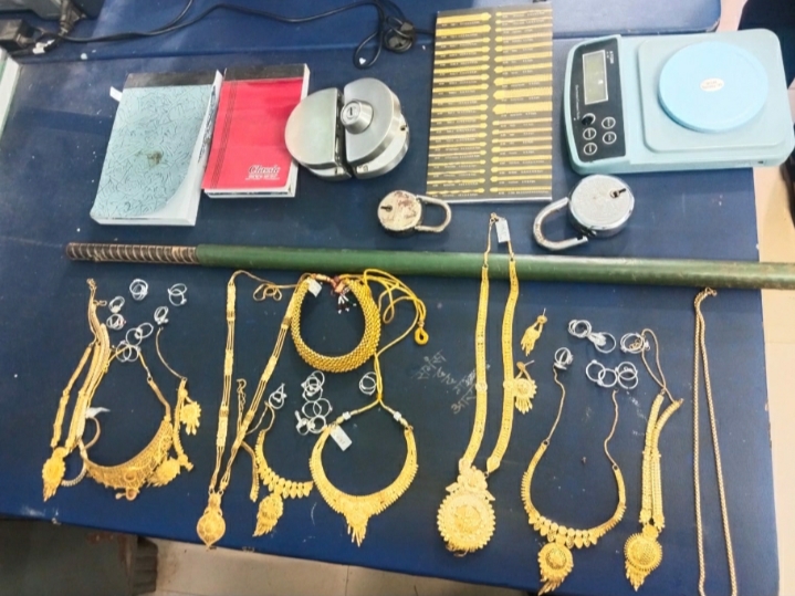 ज्वेलर्स दुकान का ताला तोड़कर चोरी करने वाले 03 आरोपी गिरफ्तार…