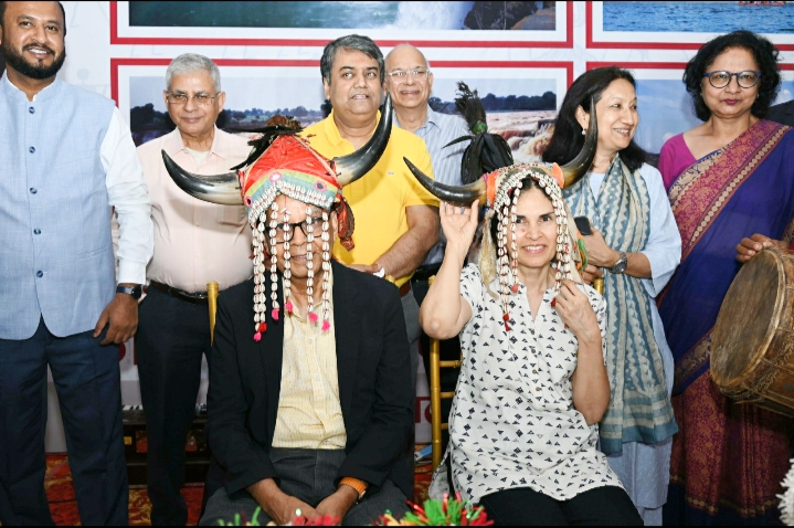 बस्तर की लोक संस्कृति की प्रस्तुति से मंत्रमुग्ध हुआ केन्द्रीय वित्त आयोग का दल…