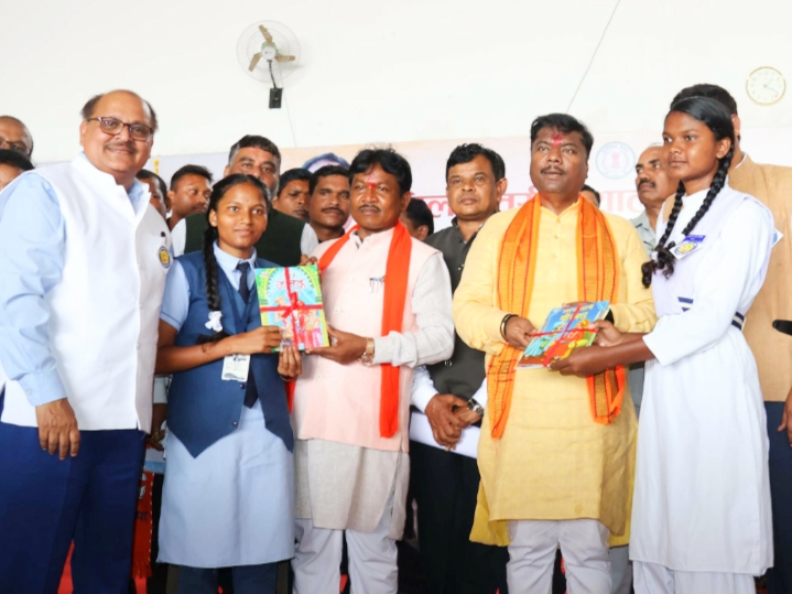वन मंत्री केदार कश्यप ने ‘‘घर-घर पुस्तक, हर-घर लाइब्रेरी’’ का किया शुभारंभ…