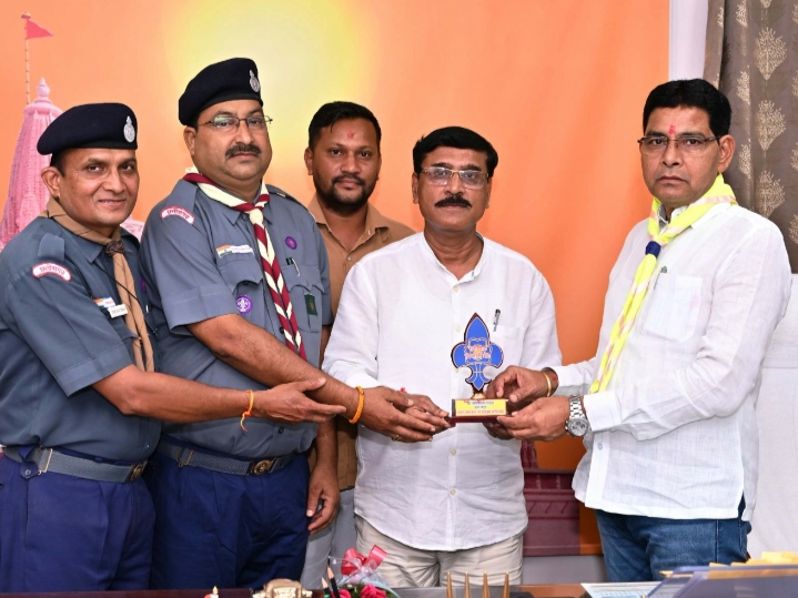 राजस्व मंत्री टंक राम वर्मा को भारत स्कॉउट एवं गाइड के मुख्य आयुक्त ने सौंपा ज्ञापन…