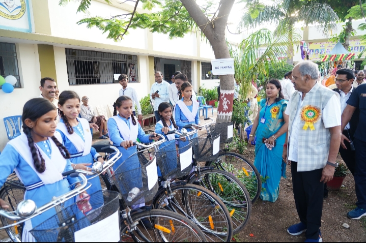 शाला प्रवेश उत्सव एवं प्रतिभा सम्मान समारोह में शामिल हुए: बृजमोहन अग्रवाल