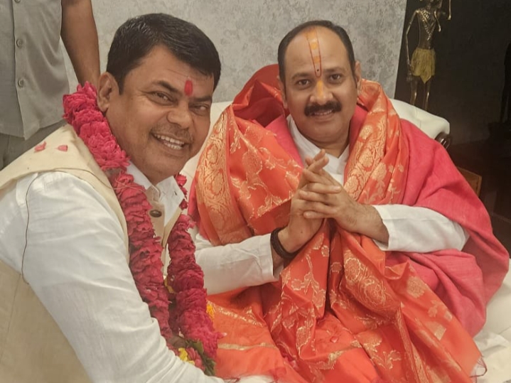 रायपुर पहुंचे कथा वाचक प्रदीप मिश्रा, भिलाई में दया सिंह की अगुवाई में निकली कलश यात्रा, कल से शुरू होगी कथा…