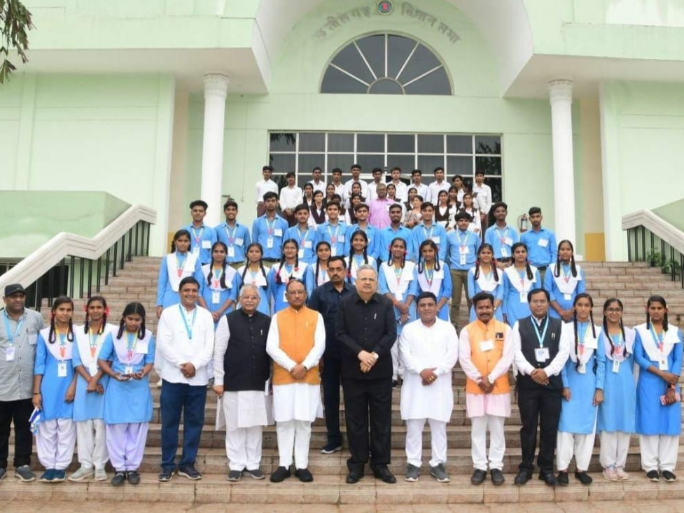 विधानसभा सत्र के दौरान तिफरा स्कूल के बच्चों ने मुख्यमंत्री से की मुलाकात…