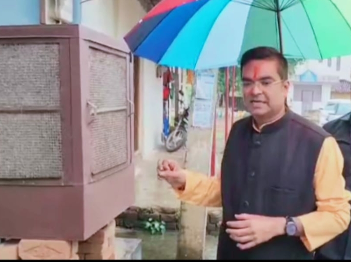 टमाटर लेकर घर-घर पहुंचे विधायक रिकेश, शहर को डेंगू और चिकनगुनिया से बचाने दस्तक, कई कूलर में जमा गंदा पानी करवाया साफ, कहा – “कूलर साफ कर भेजें फोटो और ले जाएं एक किलो टमाटर”