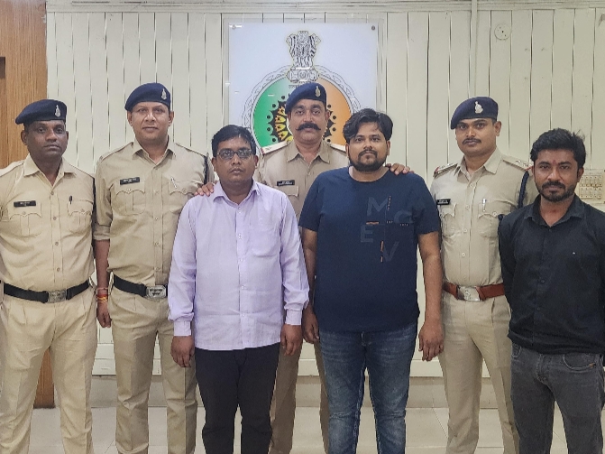 रेंज साइबर थाना, रायपुर की कार्यवाही, शेयर ट्रेडिंग के नाम से ठगी करने वाले 2 आरोपी गिरफ्तार…