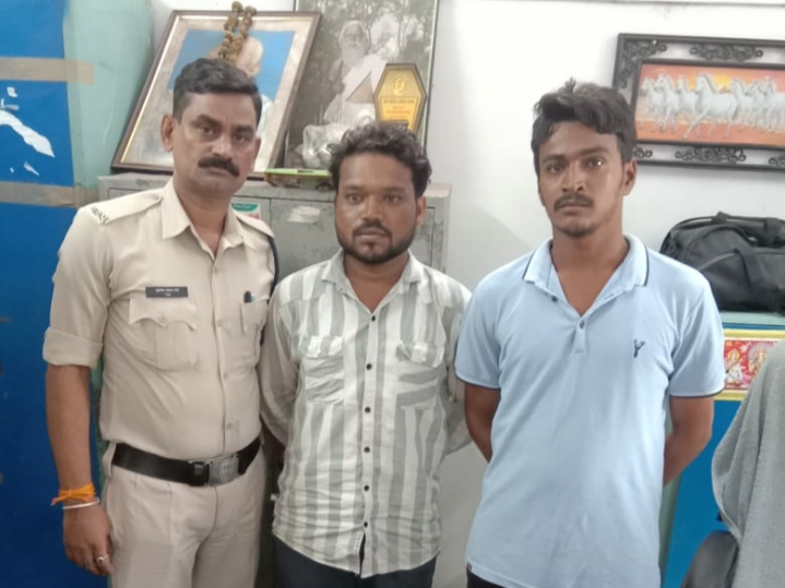 लोहे का खुखरीनुमा धारदार चाकू के साथ 02 आरोपी गिरफ्तार…