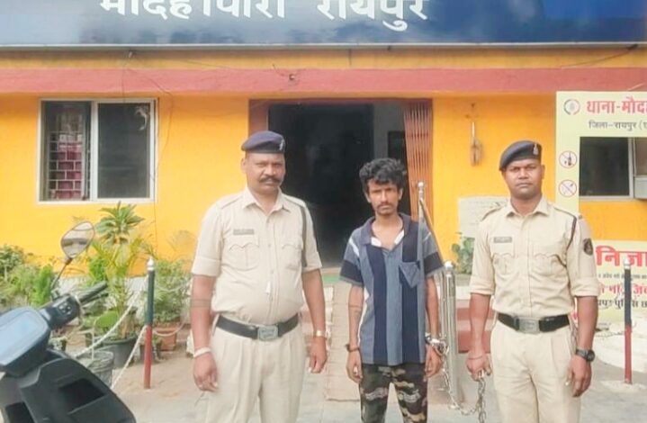 थाना मौदहापारा में एक बटनदार धारदार चाकू के साथ आरोपी अनिकेत यादव उर्फ शेरा गिरफ्तार…