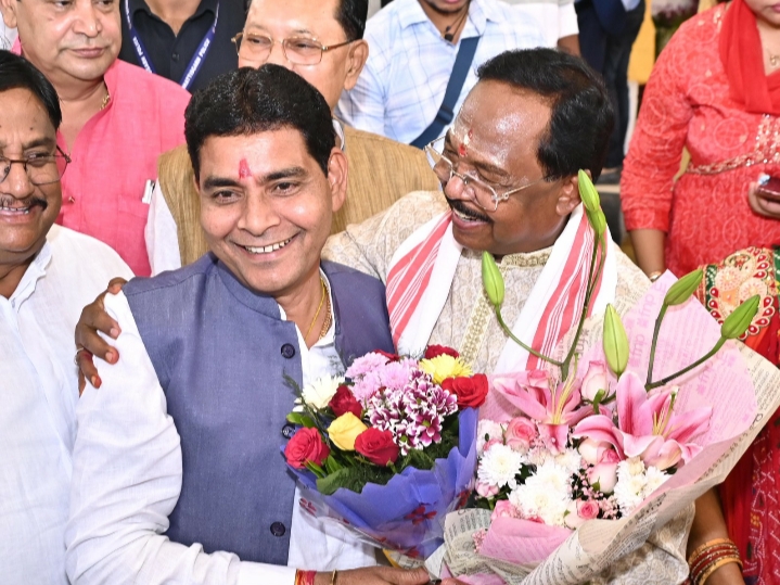 राजस्व मंत्री टंक राम वर्मा हुए मंत्री राम विचार नेताम के नवा रायपुर स्थित आवास के गृह प्रवेश कार्यक्रम में शामिल…