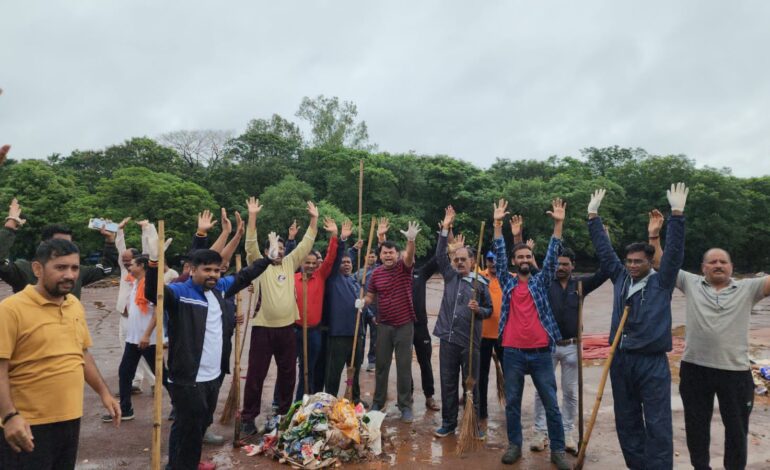 भिलाई जयंती स्टेडियम में सफाई शुरू, दया सिंह के साथ बोल बम समिति के पदाधिकारियों ने हाथ में झाड़ू थामकर चलाया स्वच्छता अभियान