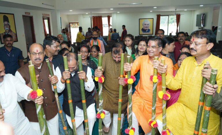 भिलाई जिला भाजपा कार्यालय में छत्तीसगढ़ का प्रथम त्यौहार हरेली धूमधाम से मना, MLA रिकेश ने किया सुआ नृत्य, विधानसभा में बांटी एक हजार गेड़ी, टिकेश्वरी को मिला मोबाइल…