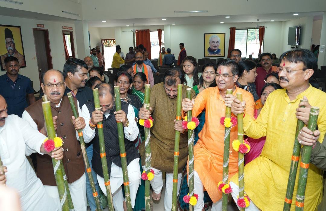भिलाई जिला भाजपा कार्यालय में छत्तीसगढ़ का प्रथम त्यौहार हरेली धूमधाम से मना, MLA रिकेश ने किया सुआ नृत्य, विधानसभा में बांटी एक हजार गेड़ी, टिकेश्वरी को मिला मोबाइल…