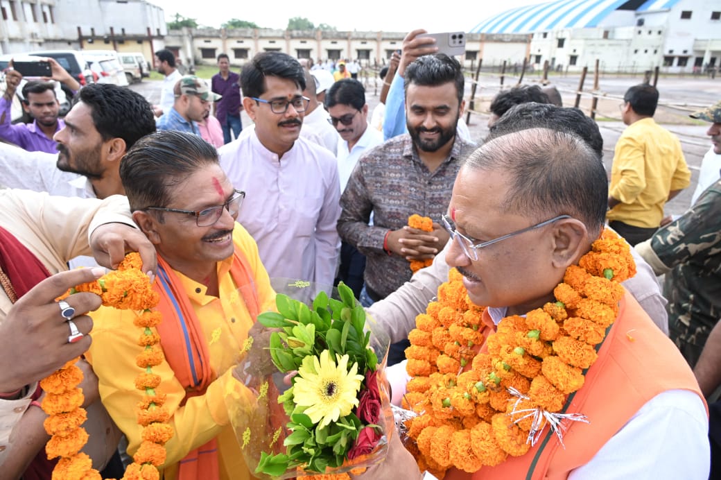 मुख्यमंत्री के पी.जी.कालेज हेलीपेड कबीरधाम पहुंचने पर हुआ आत्मीय स्वागत…