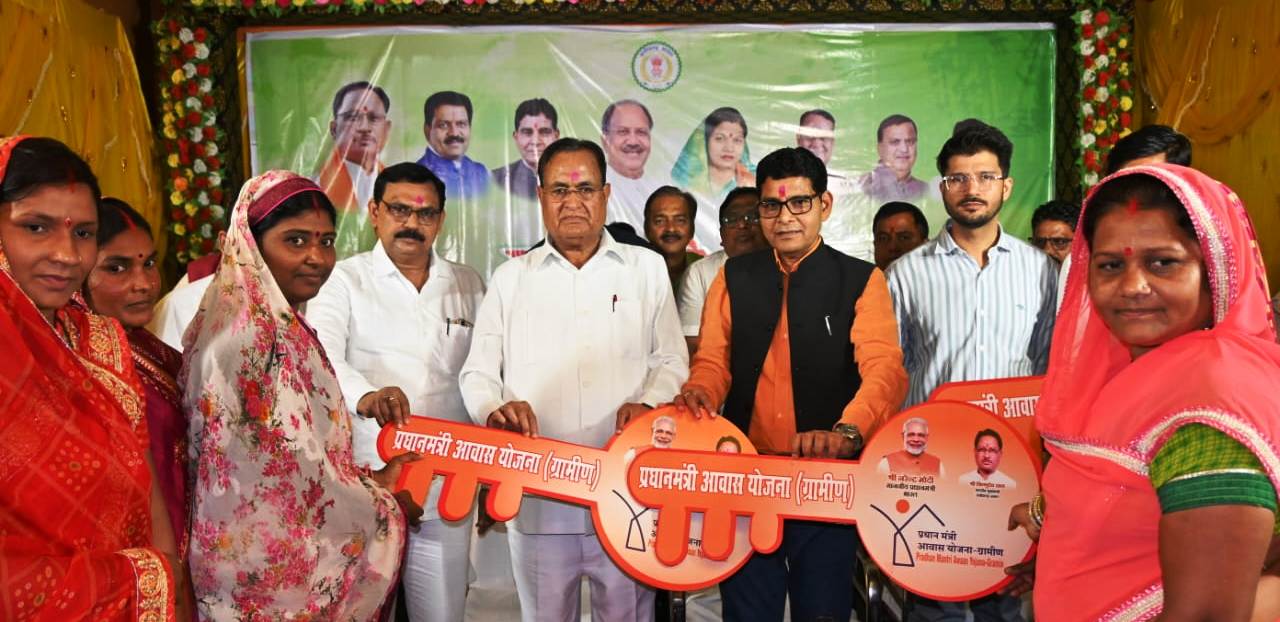 राजस्व मंत्री ने पीएम आवास के हितग्राही को कराया गृह प्रवेश, आंगन में लगाया कटहल और अमरुद के पौधे…