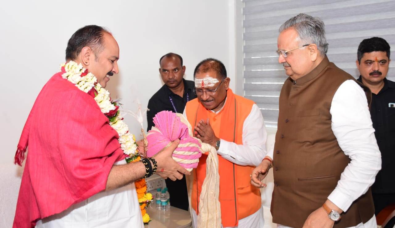 मुख्यमंत्री विष्णु देव साय ने सुप्रसिद्ध कथावाचक पंडित प्रदीप मिश्रा से की सौजन्य मुलाकात…